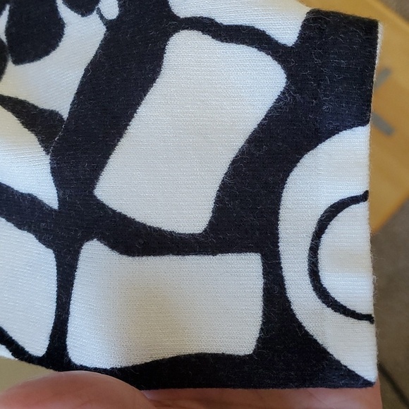 Pierre New York sweater. Abstract floral classic black and white. Size large. - Picture 4 of 9